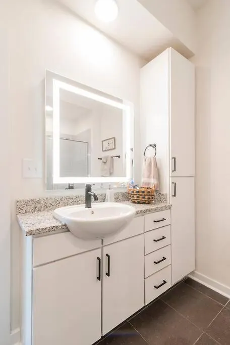 Stylish 2-Bedroom Apt In Charlotte With Free Parking
