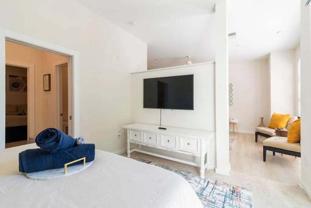 Stylish 2-Bedroom Apt In Charlotte With Free Parking