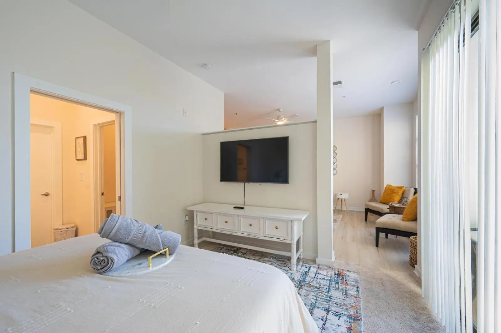 Stylish 2-Bedroom Apt In Charlotte With Free Parking